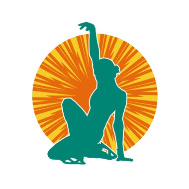 Sıska bir kadın buz pateni jimnastik dansçısının hareket halindeki silueti.