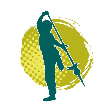 Bir Wushu dövüş sanatçısı silueti mızrakla poz veriyor. Mızrak taşıyan bir dövüşçünün silueti..