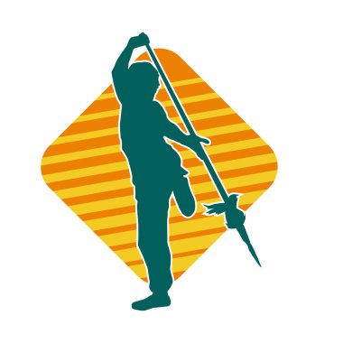 Bir Wushu dövüş sanatçısı silueti mızrakla poz veriyor. Mızrak taşıyan bir dövüşçünün silueti..