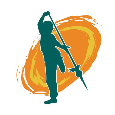 Bir Wushu dövüş sanatçısı silueti mızrakla poz veriyor. Mızrak taşıyan bir dövüşçünün silueti..