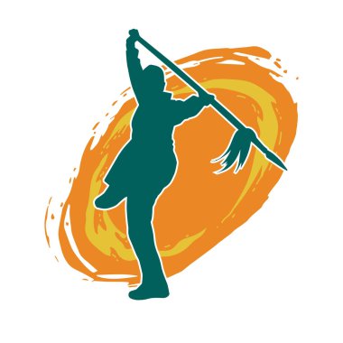 Bir Wushu dövüş sanatçısı silueti mızrakla poz veriyor. Mızrak taşıyan bir dövüşçünün silueti..