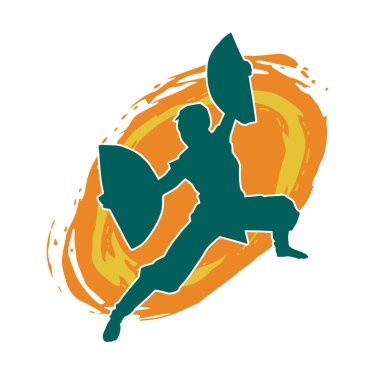 Dövüş sanatları yapan zayıf bir kadının silueti. Dövüş sanatlarında çalışan bir kadının silueti..