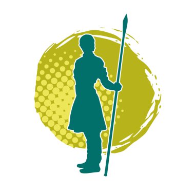 Bir Wushu dövüş sanatçısı silueti mızrakla poz veriyor. Mızrak taşıyan bir dövüşçünün silueti..