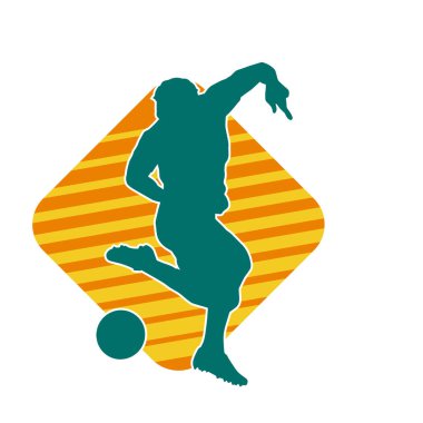 Top tekmeleyen bir erkek futbolcunun silueti. Hareket halindeki bir futbolcunun silueti.