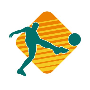 Top tekmeleyen bir erkek futbolcunun silueti. Hareket halindeki bir futbolcunun silueti.