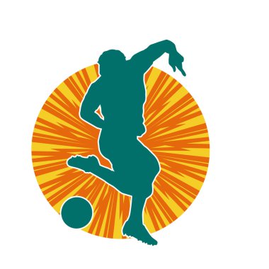 Top tekmeleyen bir erkek futbolcunun silueti. Hareket halindeki bir futbolcunun silueti.