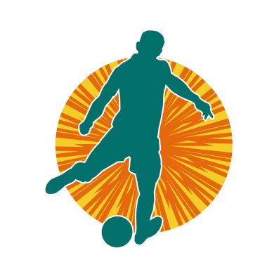 Top tekmeleyen bir erkek futbolcunun silueti. Hareket halindeki bir futbolcunun silueti.