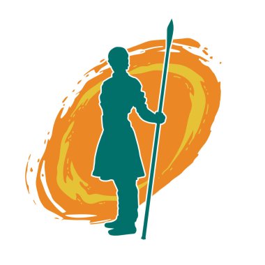 Bir Wushu dövüş sanatçısı silueti mızrakla poz veriyor. Mızrak taşıyan bir dövüşçünün silueti..