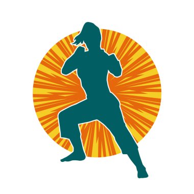 Dövüş sanatları yapan zayıf bir kadının silueti. Dövüş sanatlarında çalışan bir kadının silueti..