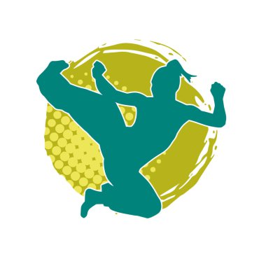 Dövüş sanatları tekmesi atan bir kadının silueti. Sportif bir kadının silueti tekme hareketi yapıyor..