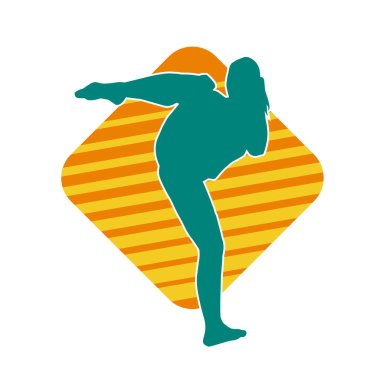 Hareketli kadın kickboksör atletinin silueti. Tekme atan bir kadının silueti..