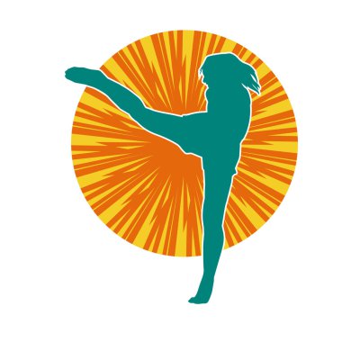 Dövüş sanatları tekmesi atan bir kadının silueti. Sportif bir kadının silueti tekme hareketi yapıyor..