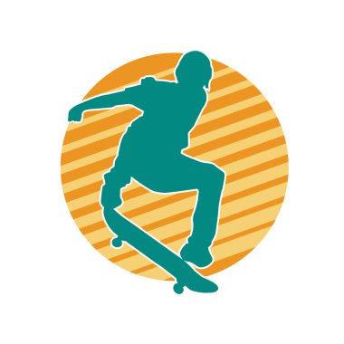 Hareket halindeki bir kadın silueti kaykay üzerinde poz veriyor. Kaykaylı şehirli bir kızın silueti..