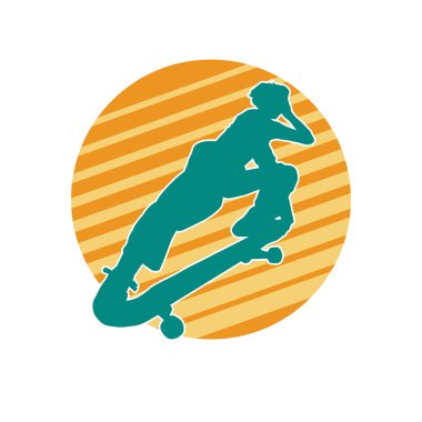 Hareket halindeki bir kadın silueti kaykay üzerinde poz veriyor. Kaykaylı şehirli bir kızın silueti..