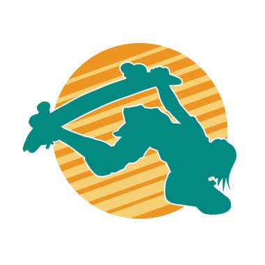 Hareket halindeki bir kadın silueti kaykay üzerinde poz veriyor. Kaykaylı şehirli bir kızın silueti..