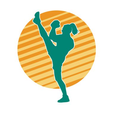 Dövüş sanatları tekmesi atan bir kadının silueti. Sportif bir kadının silueti tekme hareketi yapıyor..