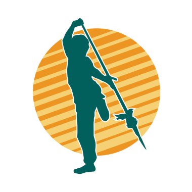 Dövüş sanatları ustasının silueti mızrakla poz veriyor. Savaş pozisyonunda mızrak kullanan savaşçı bir erkeğin silueti..