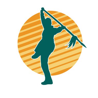 Dövüş sanatları ustasının silueti mızrakla poz veriyor. Savaş pozisyonunda mızrak kullanan savaşçı bir erkeğin silueti..