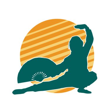 Dövüş sanatları yapan zayıf bir kadının silueti. Dövüş sanatlarında çalışan bir kadının silueti..