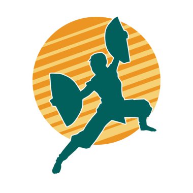 Dövüş sanatları yapan zayıf bir kadının silueti. Dövüş sanatlarında çalışan bir kadının silueti..