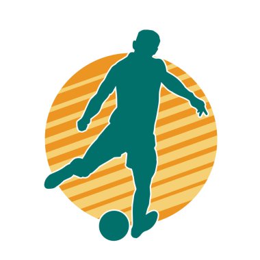 Top tekmeleyen bir erkek futbolcunun silueti. Hareket halindeki bir futbolcunun silueti.