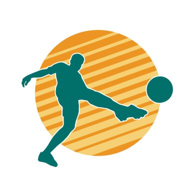 Top tekmeleyen bir erkek futbolcunun silueti. Hareket halindeki bir futbolcunun silueti.