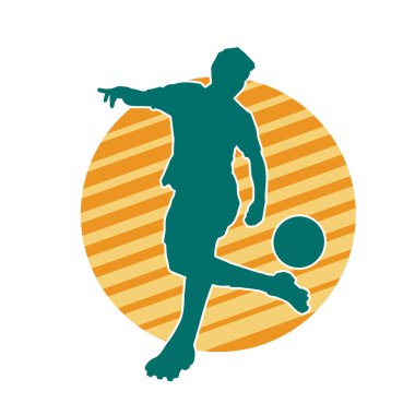 Top tekmeleyen bir erkek futbolcunun silueti. Hareket halindeki bir futbolcunun silueti.