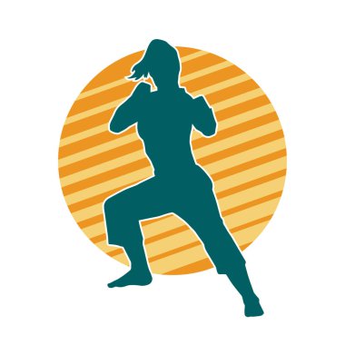 Dövüş sanatları yapan zayıf bir kadının silueti. Dövüş sanatlarında çalışan bir kadının silueti..