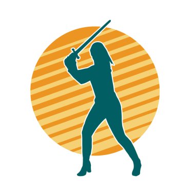 Bir kadın dövüşçünün silueti kılıç taşırken poz veriyor..