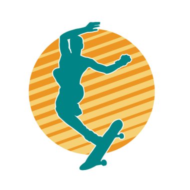 Hareket halindeki bir kadın silueti kaykay üzerinde poz veriyor. Kaykaylı şehirli bir kızın silueti..