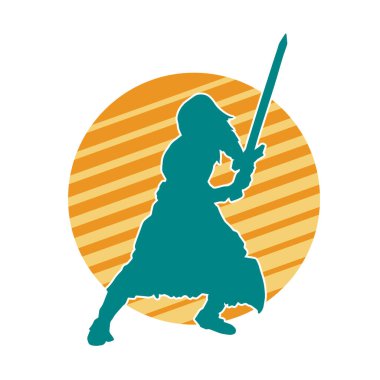 Bir erkek savaşçının silueti kılıçla poz veriyor. Kılıç taşıyan bir savaşçının silueti..