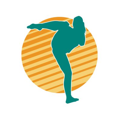 Dövüş sanatları tekmesi atan bir kadının silueti. Sportif bir kadının silueti tekme hareketi yapıyor..