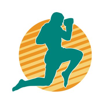 Hareketli erkek kickboksör atletinin silueti. Tekme atan bir adamın silueti..