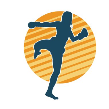 Hareketli kadın kickboksör atletinin silueti. Tekme atan bir kadının silueti..