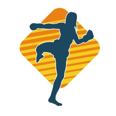 Hareketli kadın kickboksör atletinin silueti. Tekme atan bir kadının silueti..