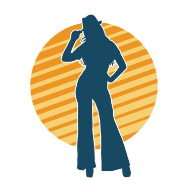 Uzun pantolon ve fötr şapka giyen zayıf bir kadın modelin silueti..