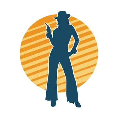 Uzun pantolon ve fötr şapka giyen zayıf bir kadın modelin silueti..