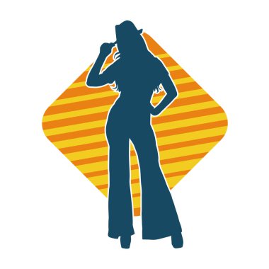 Uzun pantolon ve fötr şapka giyen zayıf bir kadın modelin silueti..