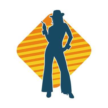 Uzun pantolon ve fötr şapka giyen zayıf bir kadın modelin silueti..