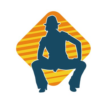 Uzun pantolon ve fötr şapka giyen zayıf bir kadın modelin silueti..