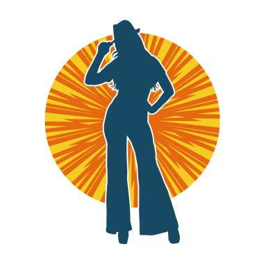 Uzun pantolon ve fötr şapka giyen zayıf bir kadın modelin silueti..