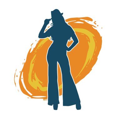 Uzun pantolon ve fötr şapka giyen zayıf bir kadın modelin silueti..