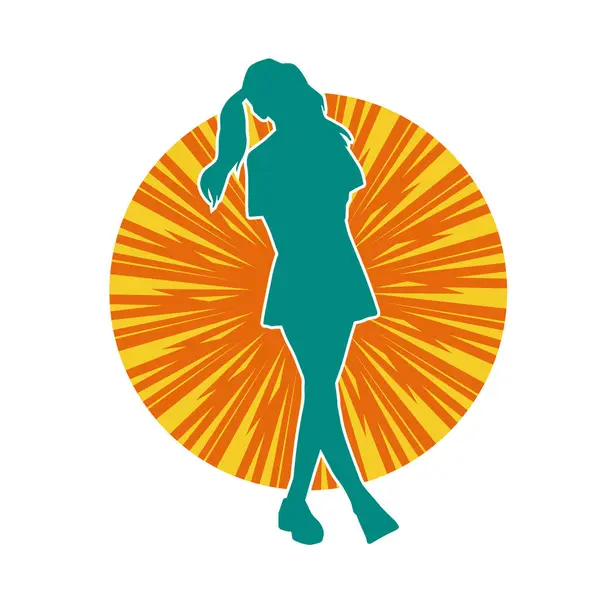 İnce bir kadın modelin silueti kadınsı pozlar veren günlük kıyafetler giyiyor..