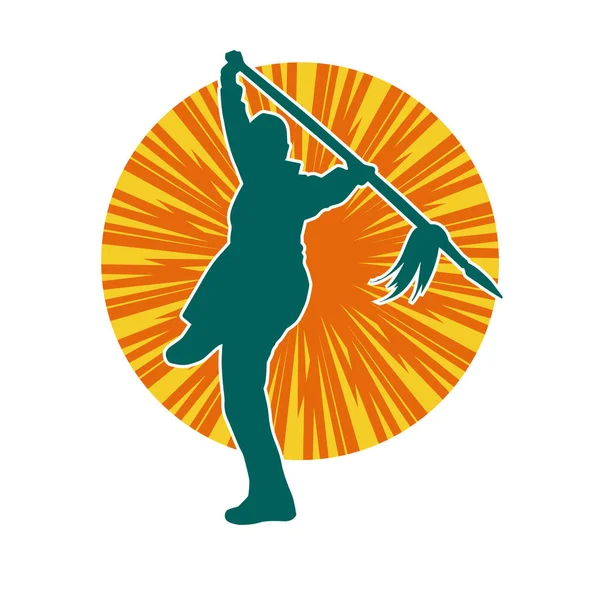 Bir Wushu dövüş sanatçısı silueti mızrakla poz veriyor. Mızrak taşıyan bir dövüşçünün silueti..