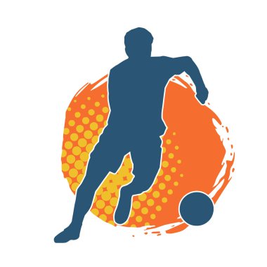 Top tekmeleyen bir erkek futbolcunun silueti. Hareket halindeki bir futbolcunun silueti.