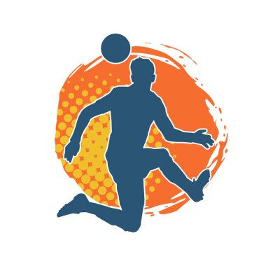 Top tekmeleyen bir erkek futbolcunun silueti. Hareket halindeki bir futbolcunun silueti.