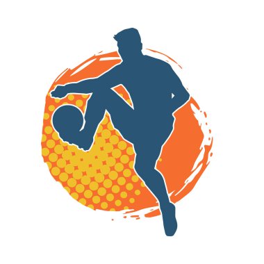 Top tekmeleyen bir erkek futbolcunun silueti. Hareket halindeki bir futbolcunun silueti.