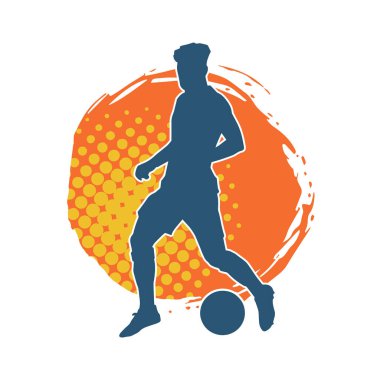 Top tekmeleyen bir erkek futbolcunun silueti. Hareket halindeki bir futbolcunun silueti.