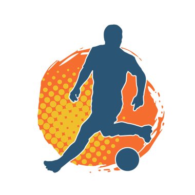 Top tekmeleyen bir erkek futbolcunun silueti. Hareket halindeki bir futbolcunun silueti.