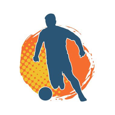 Top tekmeleyen bir erkek futbolcunun silueti. Hareket halindeki bir futbolcunun silueti.